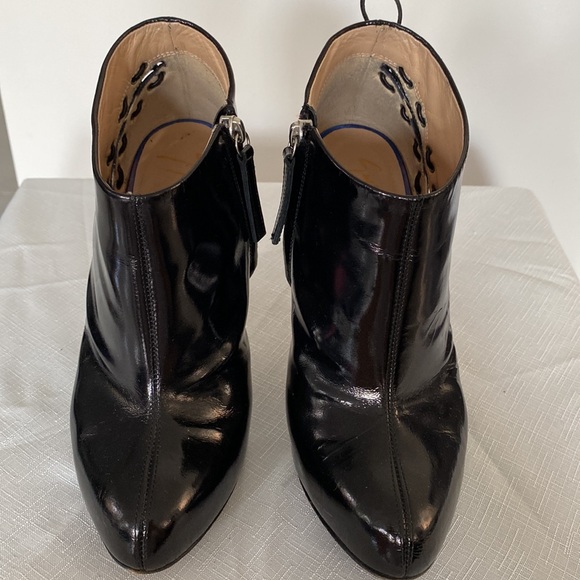 Ankle patent Guuseppe Zanotti boots with leather lace and zipper accent. - Picture 3 of 6